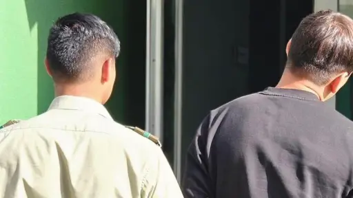 No cumplió arresto domiciliario y fingió ser su hermano: Un detenido dejó ronda preventiva en Coronel
