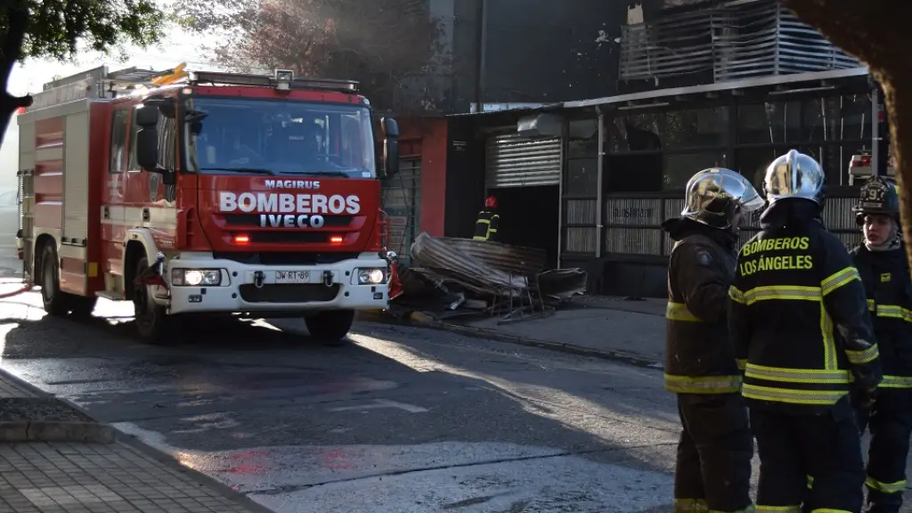 Voluntario herido en incendio en calle Colo Colo se encuentra estable