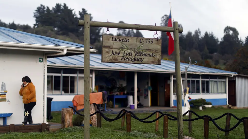 Muchas escuelas rurales aún funcionan a cargo de un solo docente que enseña una única lección por clase, ajustándose a distintos niveles de aprendizaje.