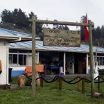 Muchas escuelas rurales aún funcionan a cargo de un solo docente que enseña una única lección por clase, ajustándose a distintos niveles de aprendizaje.