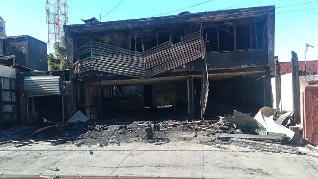 “Pérdida total”: Cinco locales comerciales y un edificio abandonado fueron arrasados por céntrico incendio en Los Ángeles