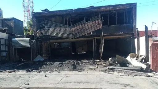 Pérdida total: Cinco locales comerciales y un edificio abandonado fueron arrasados por céntrico incendio en Los Ángeles