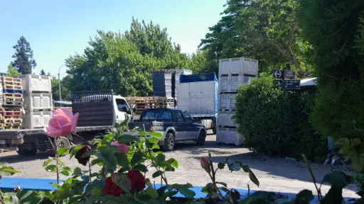 Vecinos denuncian problemas de circulación y de higiene por camiones mal estacionados