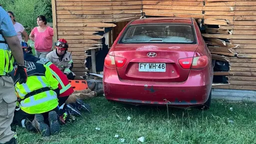 Auto terminó incrustado en vivienda en Mulchén: Una persona resultó lesionada