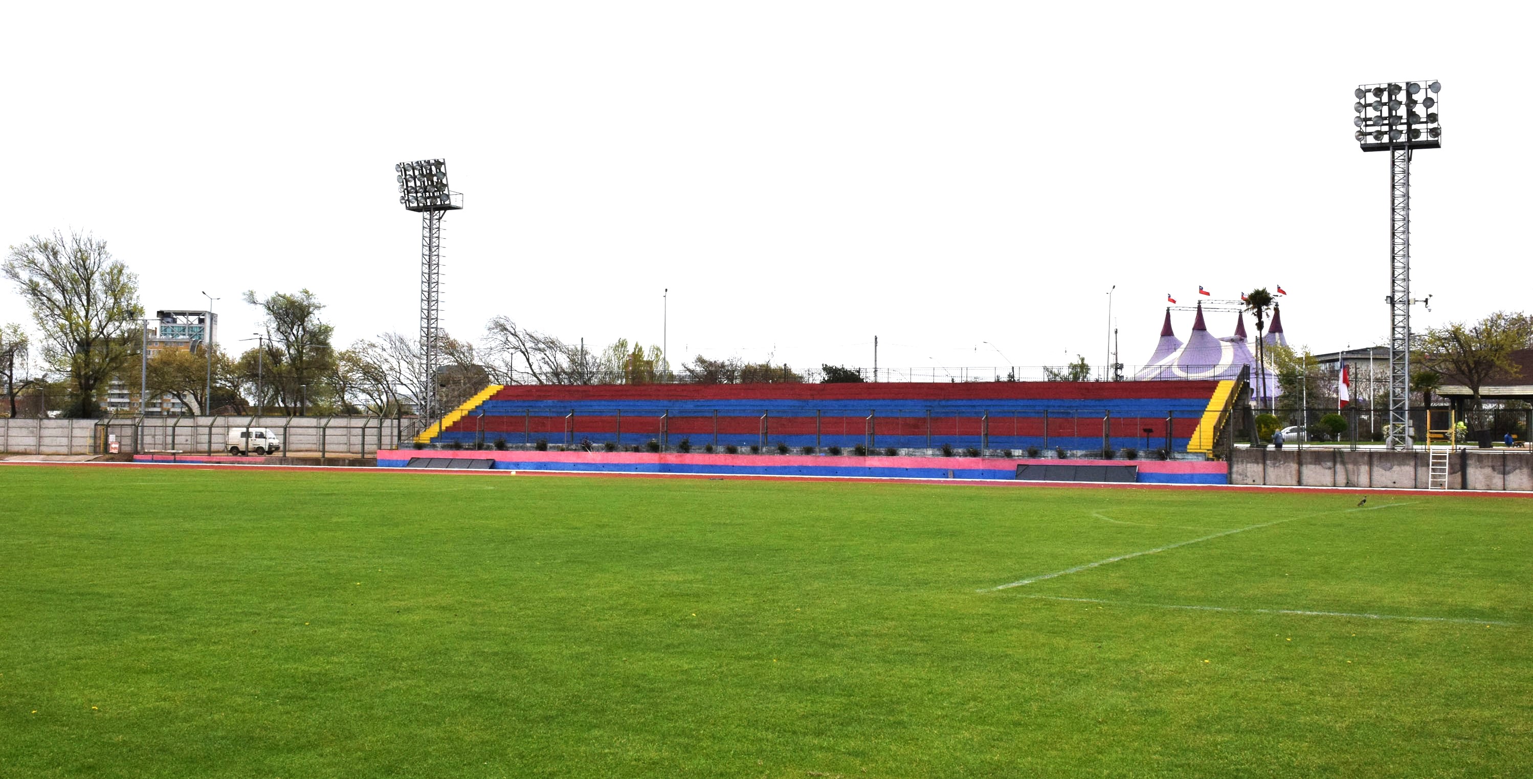 Estadio municipal de Los Ángeles / La Tribuna