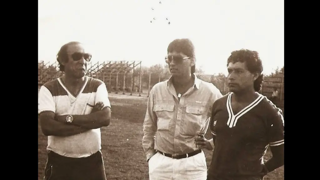 Alicel Belmar (a la izquierda) de Nemesio Rivera y el PF Luis Cea. , La Tribuna