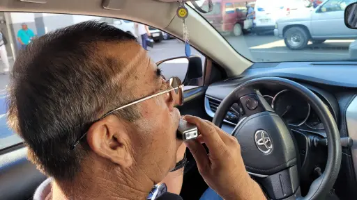 La historia del taxista que toca la armónica para amenizar a sus pasajeros