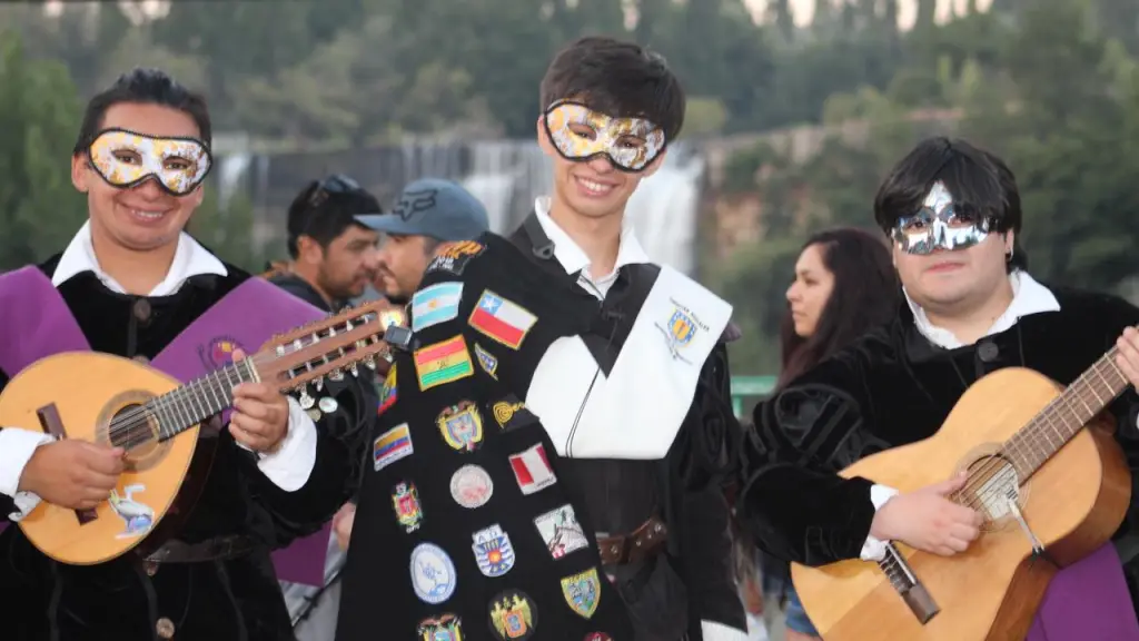 Tuna de Ciencias Sociales UdeC y UFRO Temuco se presentaron en Carnaval de Máscaras Saltos del Laja, Cedida