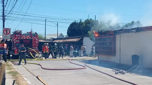 AHORA: Incendio afecta varias viviendas en población Iansa de Los Ángeles