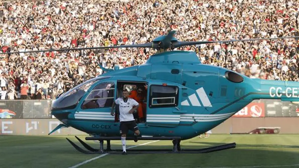 Arturo Vidal aterriza en helicóptero durante su presentación como nuevo jugador de Colo Colo, en el estadio Monumental, en Santiago (Chile). EFE/ Elvis Gonzalez, EFE