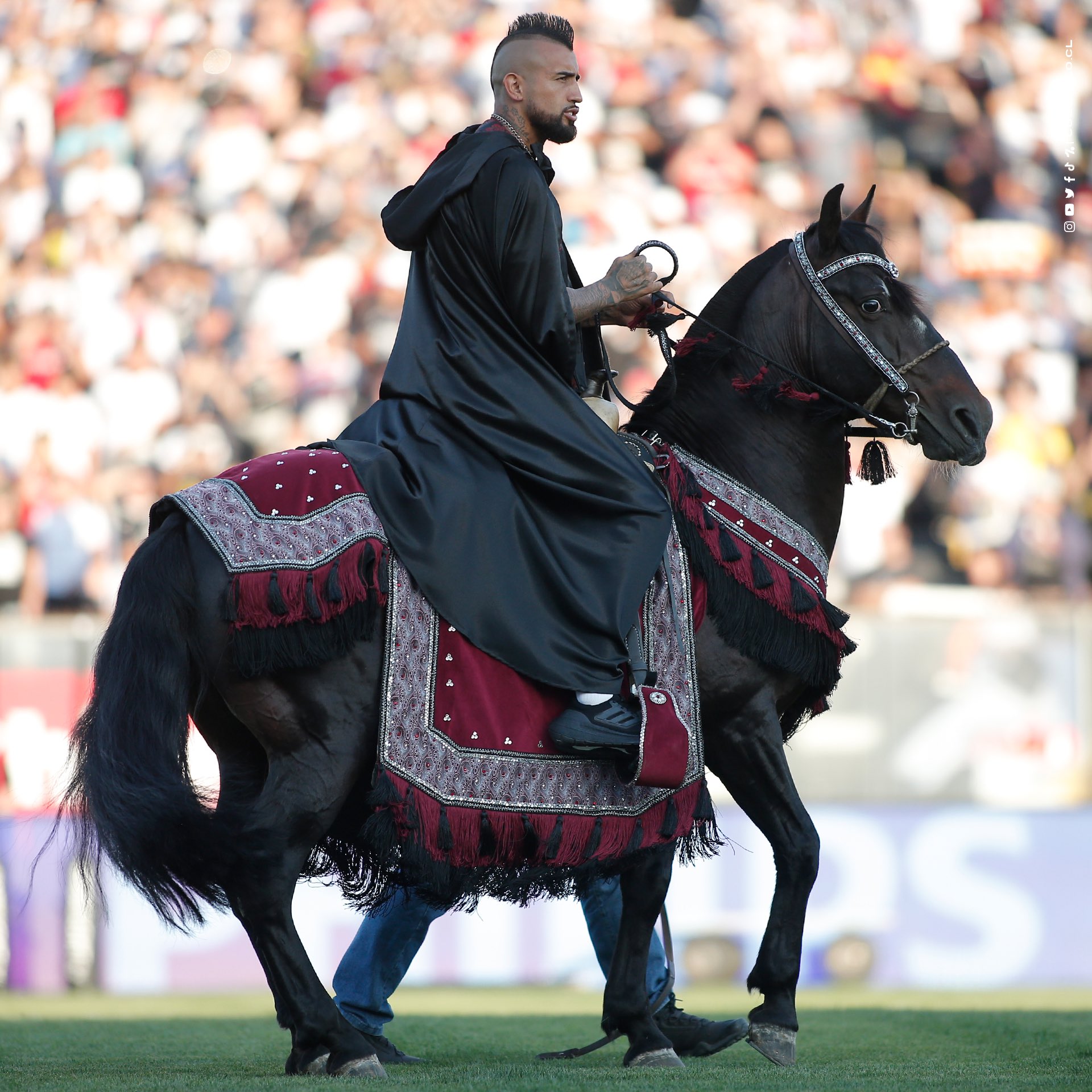 El Rey Arturo montando a caballo en el Monumental / Colo Colo oficial