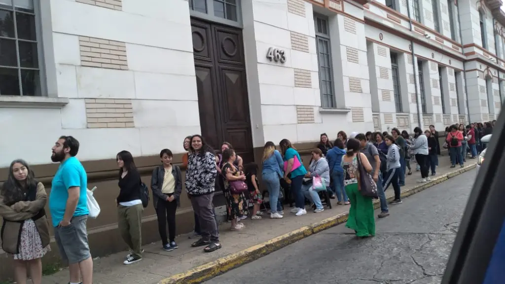 Largas filas para postular a programas de Cemujer 4 | Nicolás Maureira - La Tribuna