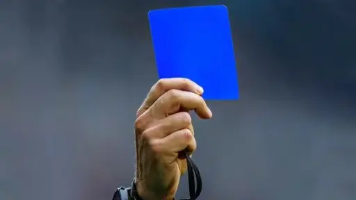 La FIFA puso los paños fríos descartando el uso de la tarjeta azul en el fútbol profesional