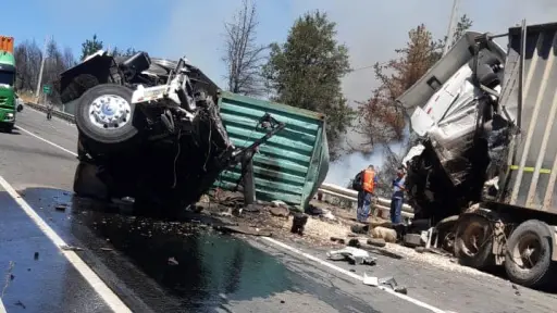 Dos muertos y un lesionado dejó violenta colisión de dos camiones en Ruta de la Madera