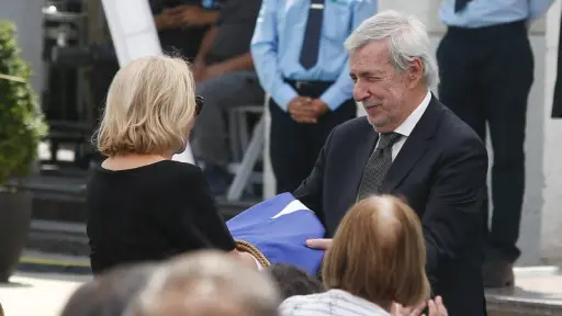 Canciller Van Klaveren cerró funeral de Estado de expresidente Piñera con entrega de la bandera a Cecilia Morel