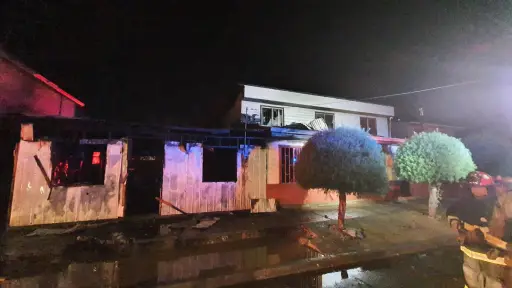 Dos casas consumidas tras incendio estructural en población Ignacio Verdugo en Mulchén