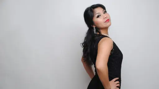 La historia de la cantante lírica que se presenta en las calles de Los Ángeles