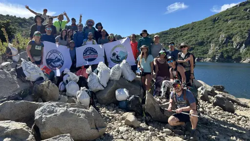 Voluntarios recogen basura tirada en lagunas cordilleranas de Santa Bárbara