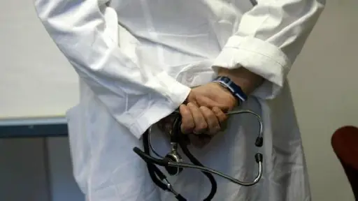 Médico venezolano fue formalizado por abusar sexualmente de adulto mayor en La Araucanía