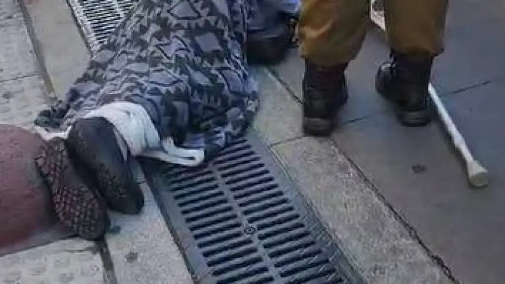 Adulta mayor tropezó con esferas de cementos instalados entre las calles Rengo y Colo Colo, frente a la tienda Preunic., cedida