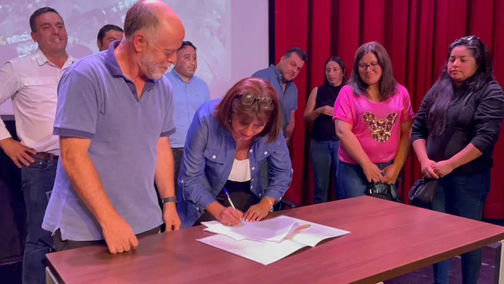 Tras 18 años de espera: Vecinos de Nacimiento dan primer paso para obtener sus viviendas definitivas, Cedida