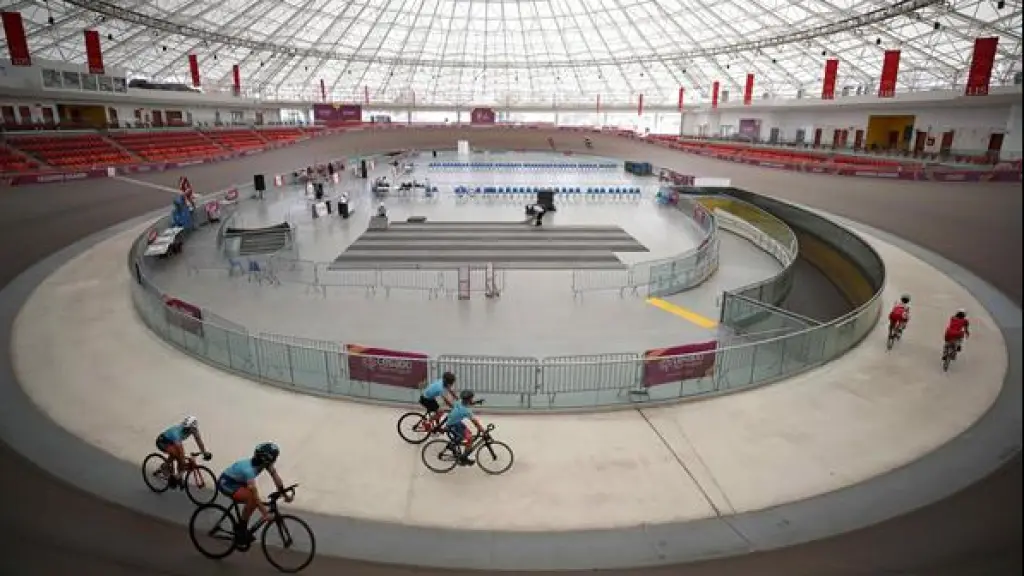 Ciclistas entrenan en el velódromo de la Villa Deportiva Nacional (Videna), este viernes en Lima (Perú). EFE/Paolo Aguilar, EFE