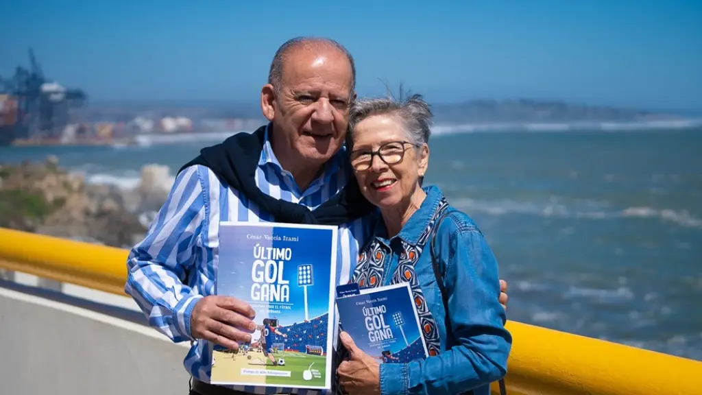 César Vaccia y su compañera de vida, exhibiendo su libro “Ultimo gol gana”, Cedida