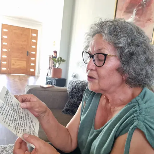 Rosa leyendo el poema que le regaló uno de sus compañeros, de quien no ha tenido datos luego de egresar. / Diario La Tribuna