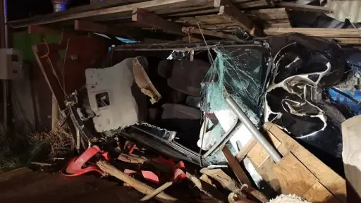 Un lesionado dejó violento accidente en Negrete: Vehículo terminó al interior de local de comida