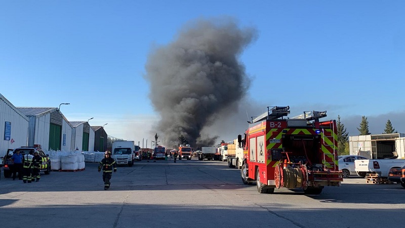 Incendio en Planta de Reciclaje en Los Ángeles / La Tribuna