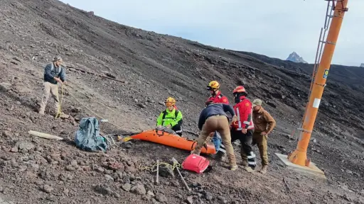 Rescate exitoso en Volcán Antuco: Hombre de 46 años sufre lesión durante excursión