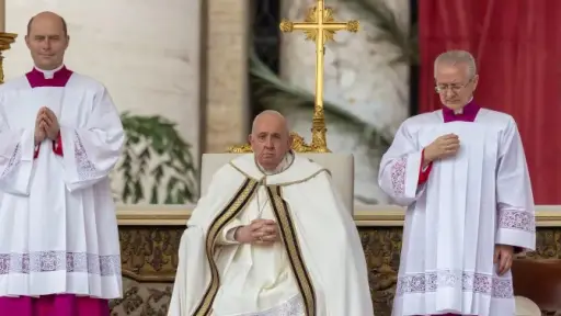Papa Francisco preside emotiva ceremonia de Pascua en el Vaticano