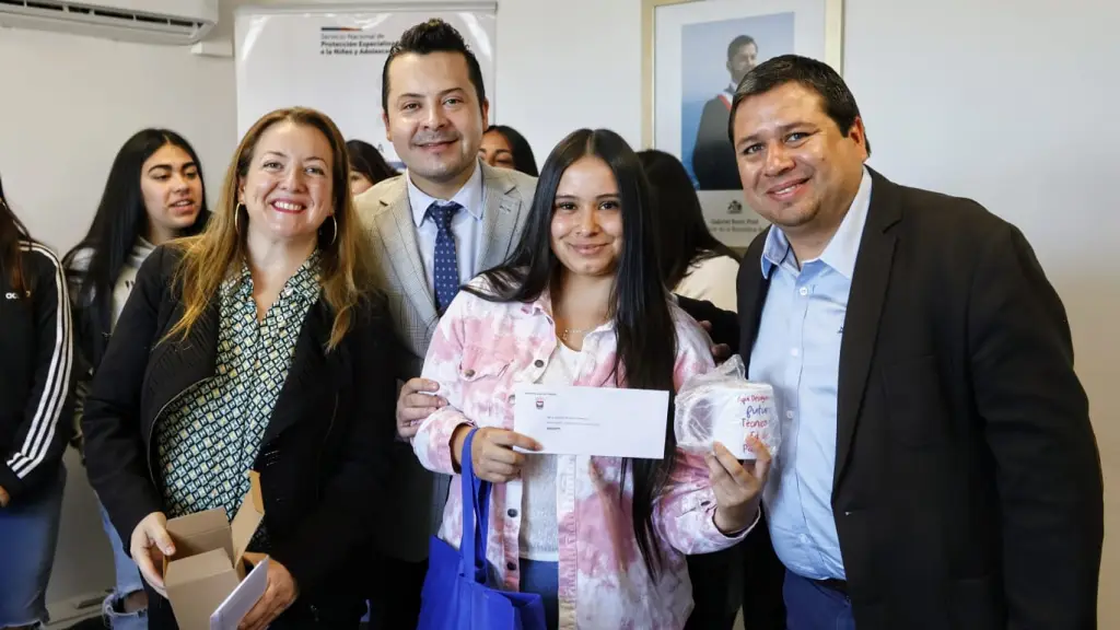 Adolescentes de residencia Las Gaviotas de Coronel que se encuentran estudiando en la educación superior recibieron la Beca Alcalde., cedida