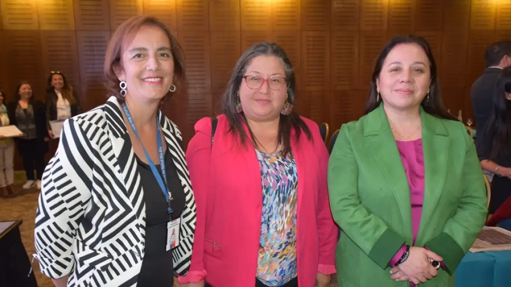 Marianne Lagos Bosman, Servicio de Salud Biobío; concejala Paola Ortiz, y Patricia Gómez, Universidad Santo Tomás. | Diario La Tribuna