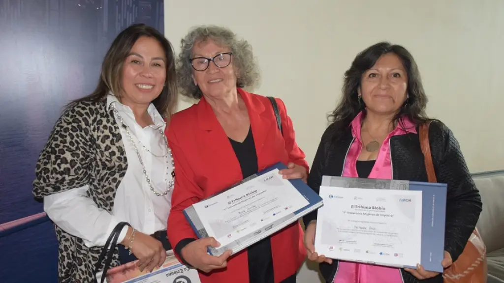Marianela Sáez; Paula Marín Fuentes, directora regional Prodemu; y Lilian Sáez. | Diario La Tribuna