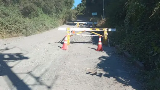 Pista de asfalto hacia Alto Antuco se encuentra bloqueada por reparaciones