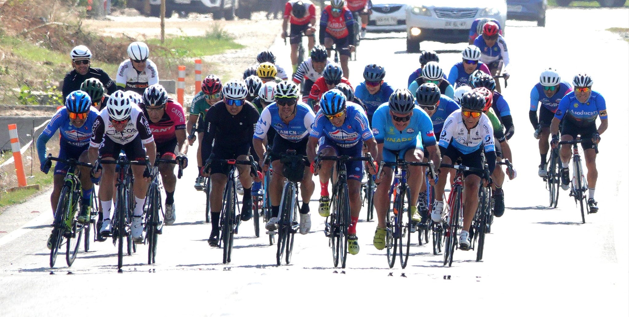 El pelotón en plena acción / Ciclismo Linares