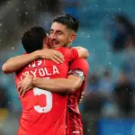 Benjamín Gazzolo  y Felipe Loyola, del Huachipato de Chle, fueron registrados este martes, 9 de abril, al celebrar el triunfo a domicilio de su equipo 0-2 sobre Gremio de Brasil, al final de un partido del grupo C de la Copa Libertadores, en el estadio Ar, EFE