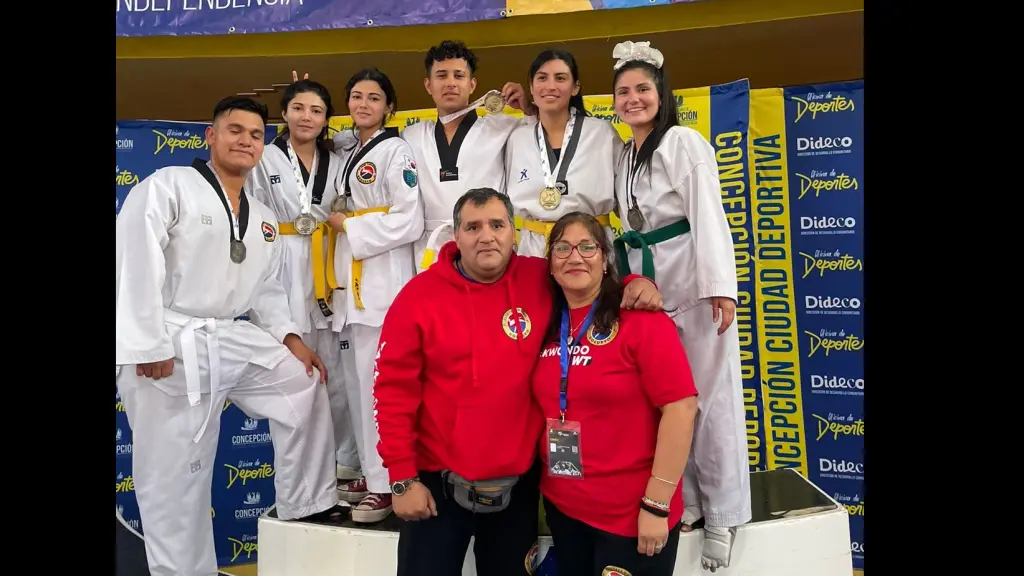 De izquierda a derecha: Nicolás Arias, Constanza Castillo, Pamela Castillo, Sebastián Yáñez, Yoselin Monge y María Isabel Pinto. Abajo, Omar Sandoval instructor taekwondo koguryo Los Ángeles y Alejandra Salcedo (coach asistente), La Tribuna