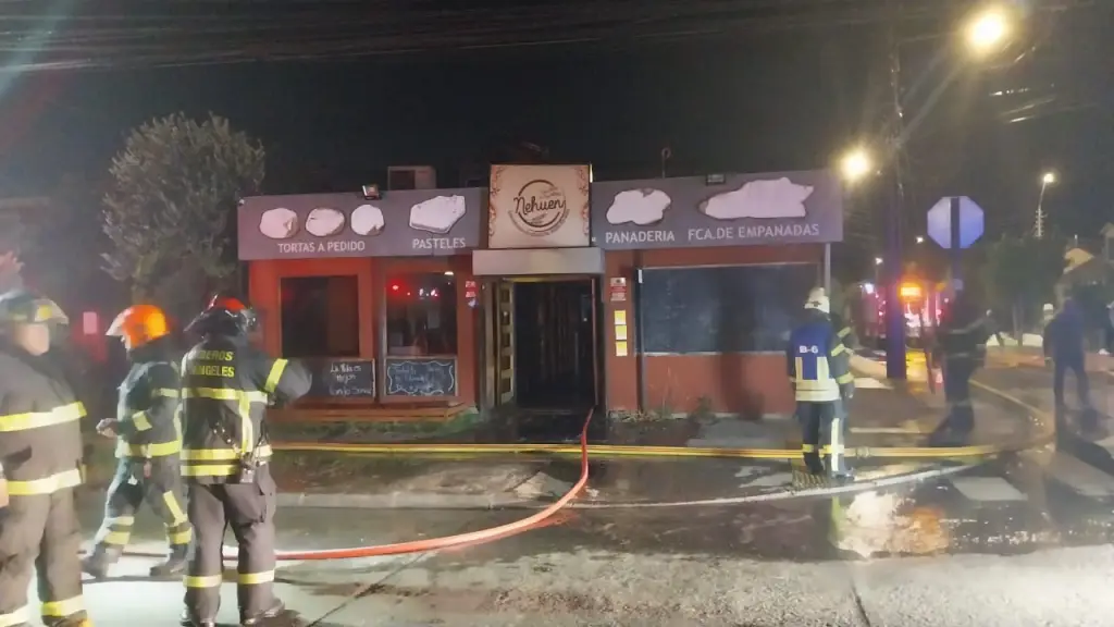 Incendio estructural afectó a panadería de Villa Galilea en Los Ángeles