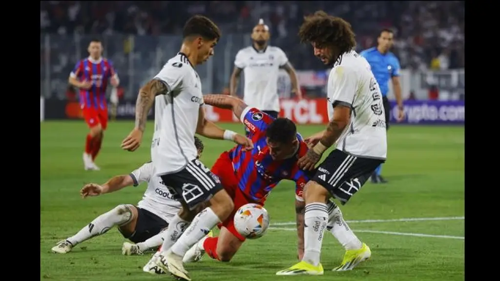 Maximiliano Falcón de Colo Colo disputa el balón con Eduardo Nascimento de Cerro en un partido de la fase de grupos de la Copa Libertadores. EFE/ Esteban Garay, EFE