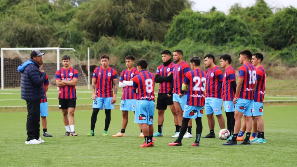 José Ilabaca charla con algunos de sus jugadores. (Foto: Ricardo Ríos), La Tribuna