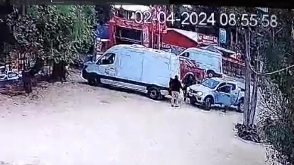 El momento en que los asaltantes abordan al conductor de un camión de ChileTabacos en los Saltos del Laja., Cedida