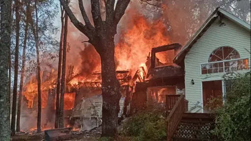 Casa patronal resulta destruida por incendio en Santa Bárbara