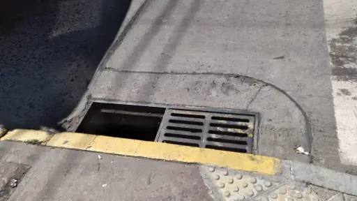 Es demasiado peligroso: Advierten alcantarilla sin reja en centro de Los Ángeles