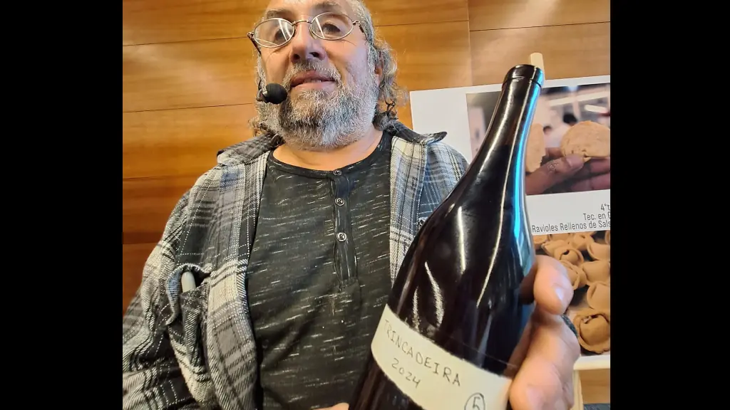 Patricio Cea con la quinta botella elaborada con la cepa Trincadeira., La Tribuna