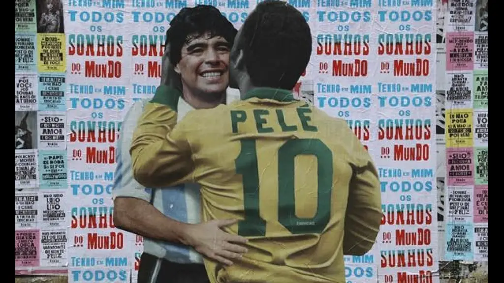 Fotografía de un mural con la imagen de Diego Maradona y Pelé en la Avenida Paulista de Sao Paulo (Brasil). Los dos mayores astros de la historia del fútbol, Pelé y Maradona, se funden en un abrazo y un beso en un mural creado por un artista brasileño en , EFE