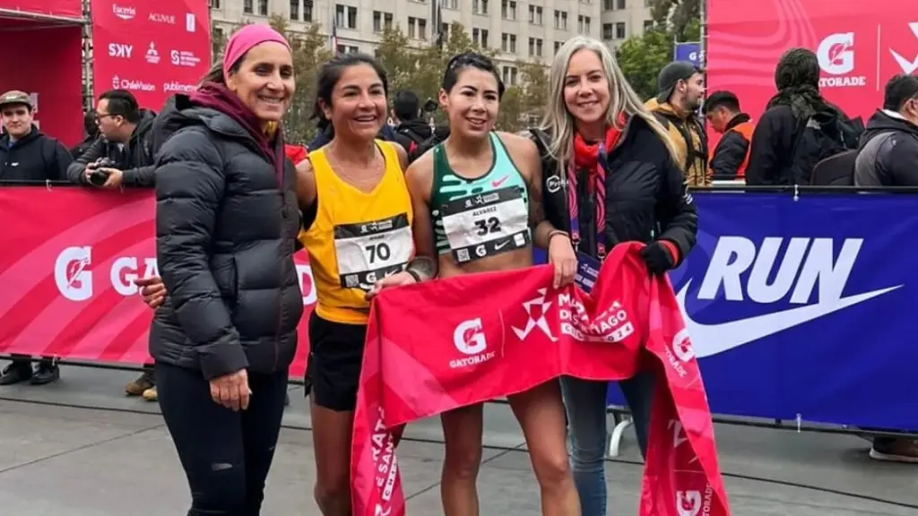 En 42K femenino: Giselle Álvarez, Johanna Rivas acompañadas por la diputada Erika Olivares, Cedida