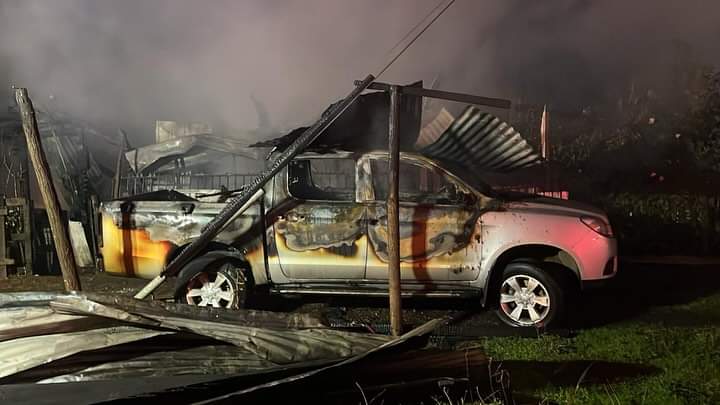 Incendio consumió una vivienda y un vehículo en la población Villa Los Canelos. / cedida