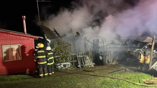 Voraz incendio arrasó con una vivienda y un vehículo en Mulchén